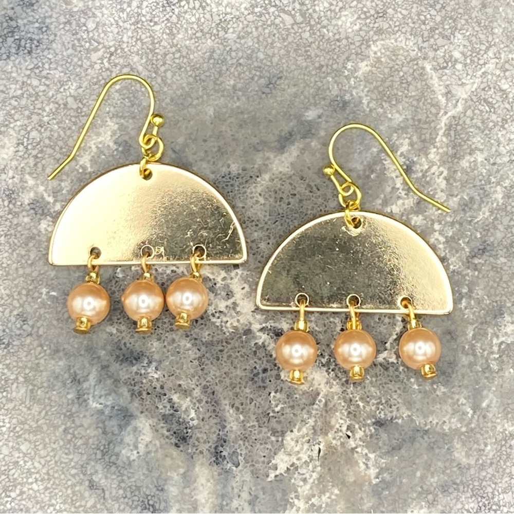 HAND CRAFTED EARRINGS Gold Half Moon & Peach Pearl Dangle Drop NWT - Picture 5 of 10